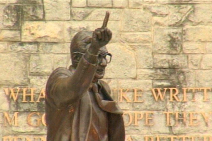 Paterno Statue_4614991154786159410