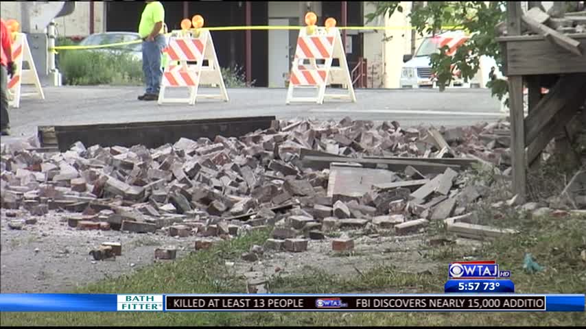 Road closed after partial building collapse_42720845-159532