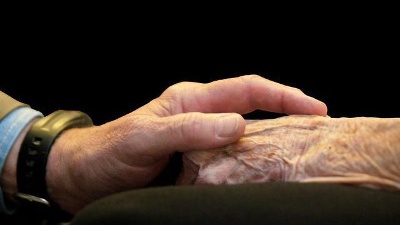 Elderly-hands--holding-hands-jpg_20160125154504-159532