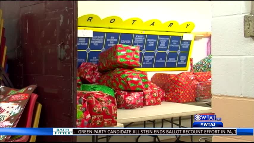 Volunteers Wrap Presents For -Project Gifts-_82220459