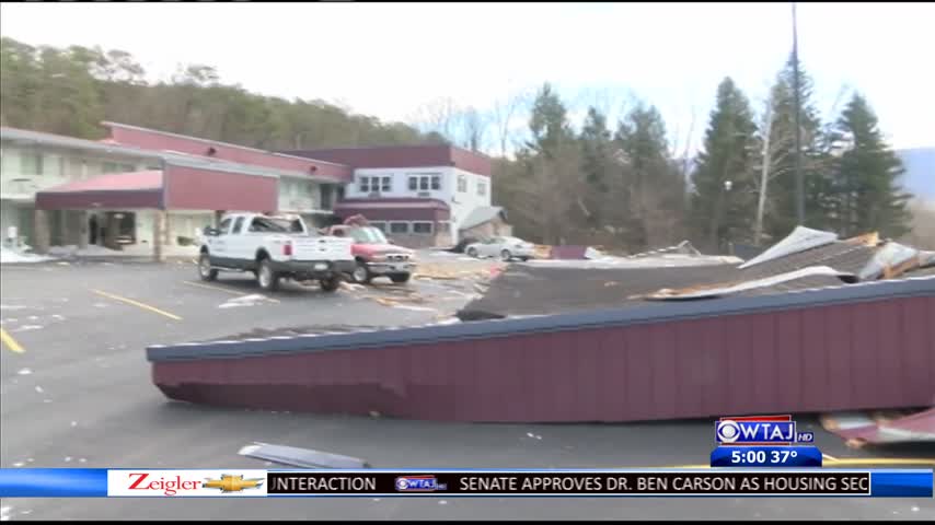 Winds rip off roof of motel_97413414