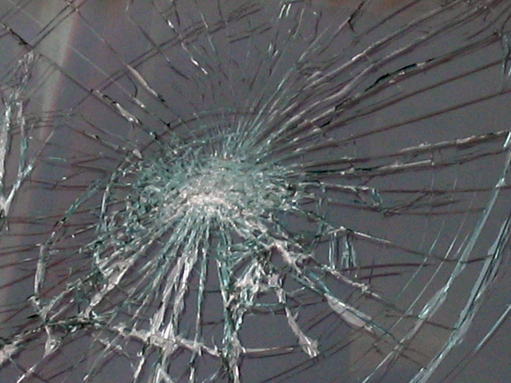 broken windshield_1541394299316.jpg.jpg