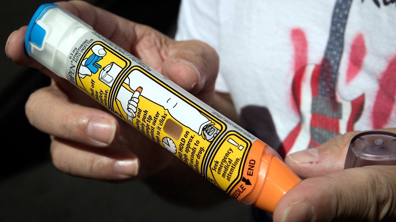 Holding an EpiPen-159532.jpg66600080