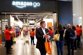 Amazon Go Taking Cash_1557280033414