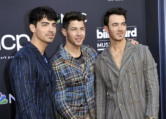 Books-Jonas Brothers_1559079161236